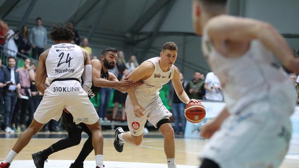 In der Vorsaison stieg der junge Point Guard mit dem Ulmer Nachwuchs nach nur einem Jahr wieder aus der 2. Bundesliga ab, Ralph Junge sah in Marcell Pongó dennoch einen Basketballer, der auf diesem Level Spiele mit seiner Übersicht und seinem Zug zum Korb prägen kann. Mit etwas Verzögerung tat der 22 Jahre junge Ungar das sogar sehr konstant, weshalb er sich nun darum beworben hat, auch in der 1. Bundesliga Spiele zu prägen. Sofern die Falcons doch noch aufsteigen dürfen – oder sein Agent ein Angebot erhält. In der ProA wird er kaum halten zu sein.
