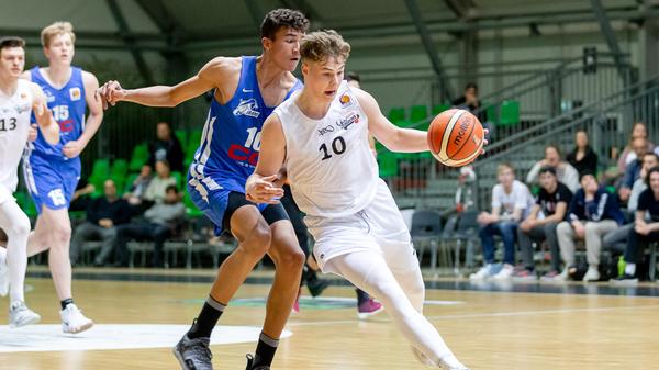 Vor der Saison hatte Robert Merz das Trikot des FC Bayern München abgelegt, weil das Nürnberger Nachwuchsprogramm mit mehr Spielzeit lockte. Die bekam er in der U 19-Bundesliga tatsächlich, in der Pro A durfte er immerhin 16 Minuten hineinschnuppern und zählt deshalb offiziell zur Aufstiegsmannschaft.