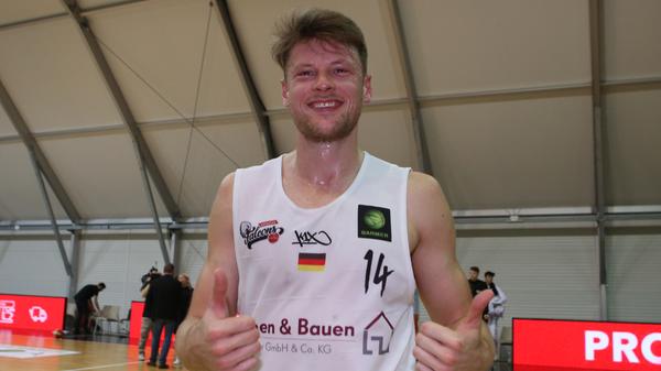 Sebastian Schröder Irgendwann wird man in Nürnberg das Trikot von Sebastian Schröder unters Hallendach ziehen und die Nummer 14 nie wieder vergeben. Nur unter welches Hallendach sein Leibchen kommt, das ist noch nicht ausgemacht. Schröder hat immer davon geträumt, mit Nürnberg aufzusteigen. Gelungen ist das in diesem Jahr auch deshalb, weil er dem Team nach seinem Comeback der bestmögliche emotionale Anführer war. Prognose: Vereinslegende (im besten Fall nach einer Saison in der Bundesliga)