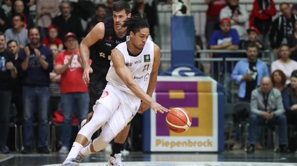 Ralph Junge hat ein großes Talent dafür, Basketballer zu entdecken, deren Karriere in einer Sackgasse steckt – oder sogar schon beendet ist. In diesem Fall verließ er sich allerdings auch auf den Tipp von Ishmail Wainright. Der kennt Juwan Parker schon eine halbe Ewigkeit und empfahl den Weggefährten als Ersatz für Schröder, bei dem zwischenzeitlich das Saison- Aus drohte. Der US-Amerikaner konnte selten glänzen, fügte sich aber reibungslos ins Team ein und kämpfte aufopferungsvoll.