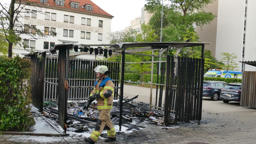 Direkt am Rundfunkmuseum in Fürth: Müllunterstand steht in Flammen