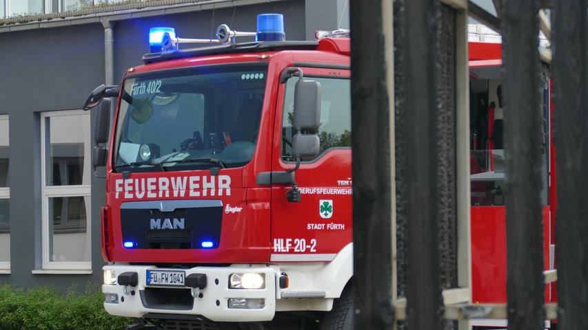 Direkt am Rundfunkmuseum in Fürth: Müllunterstand steht in Flammen