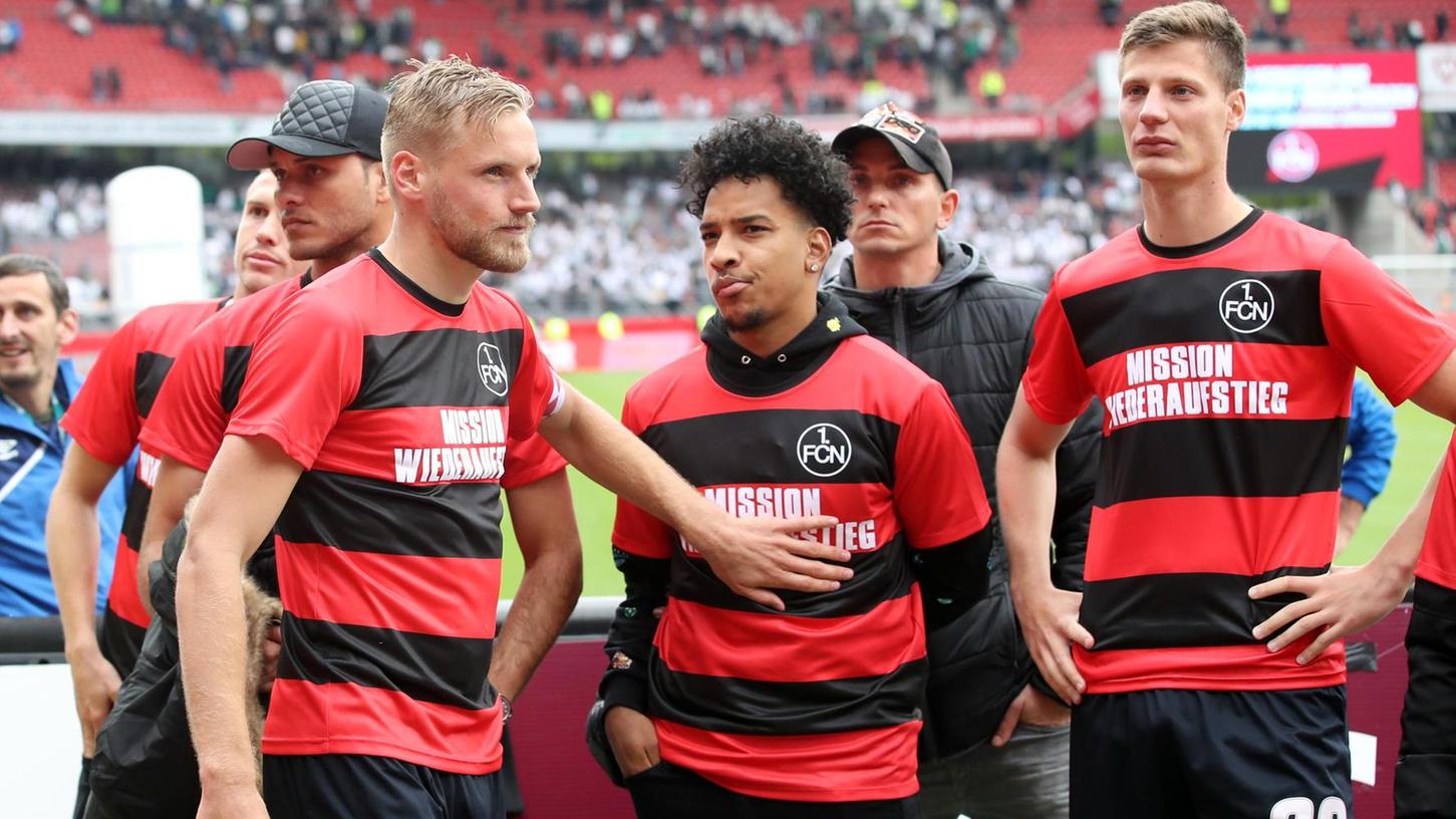 "Mission Wiederaufstieg", die Shirts überreichte der Anhang: Kapitän Hanno Behrens, Matheus Pereira und Patrick Erras (von links) gehören zu den Spielern, die der 1.FC Nürnberg dafür brauchen könnte.