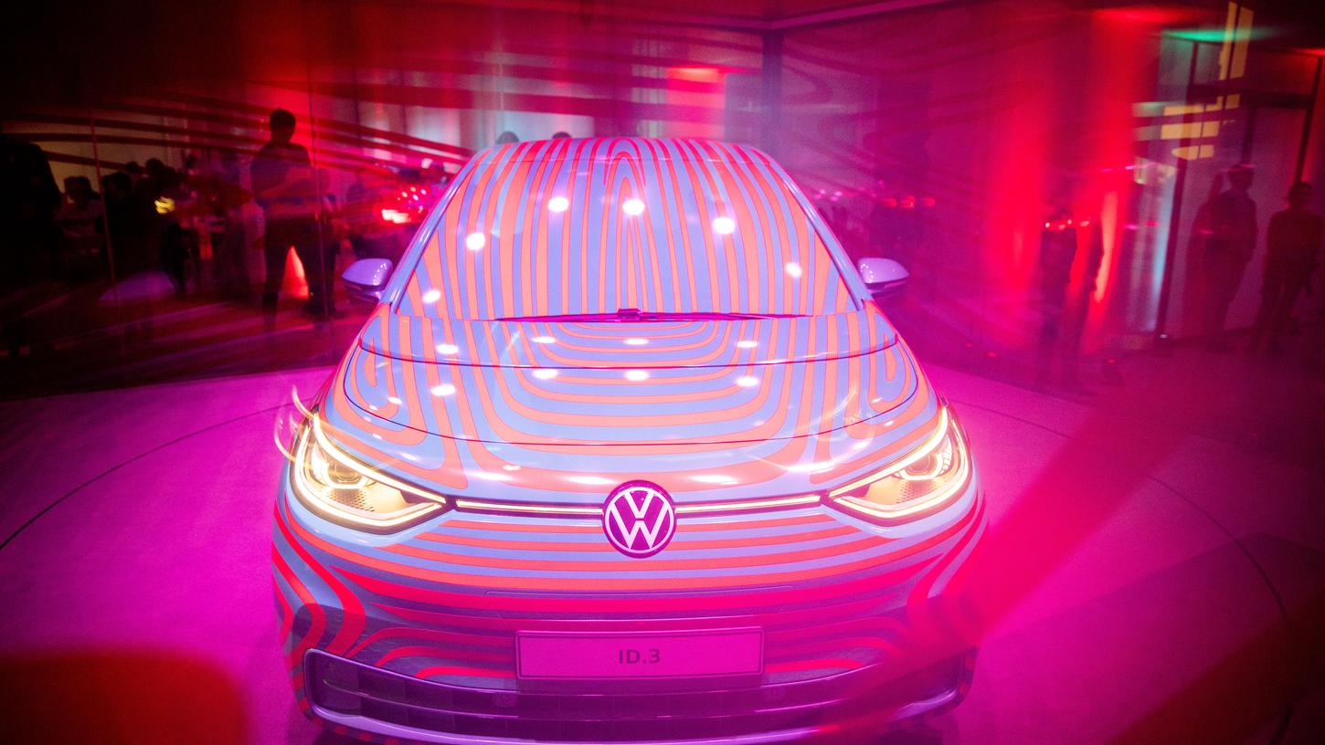 Das neue Elektroauto ID der Marke Volkswagen wird in einem Glaswürfel präsentiert. VW-Konzernchef Herbert Diess setzt ganz auf die Karte Elektromobilität. Jetzt will der Autobauer auch die Batteriefertigung in die eigene Hand nehmen.