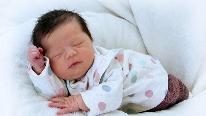 Willkommen in Nürnberg, kleine Carla! Das Mädchen wurde am 11. Mai im St. Theresien-Krankenhaus geboren. Carla wog bei der Geburt 3700 Gramm und war 52 Zentimeter groß.