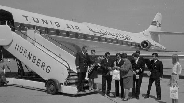 Kleine Geschenke zum Erstflug: Delegation und Flughafenmitarbeiter tauschen kleine Präsente untereinander aus. Hier geht es zum Artikel vom 16. Mai 1969: Nonstop von Nürnberg nach Tunis .