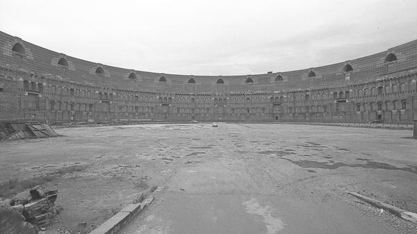 Der riesige Innenhof der Kongreßhalle – größer als der Hauptmarkt – faßt 1000 Autos. Doch nur selten wird von dieser Parkmöglichkeit Gebrauch gemacht. Hier geht es zum Artikel vom 17. Mai 1969: Mit der Kongreßhalle weiterleben.