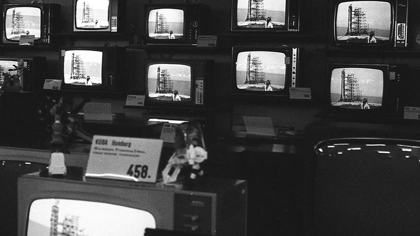 1969 verfügte noch nicht jeder Haushalt über einen eigenes Fernsehgerät. So erlebten die Fernsehgeschäfte einen Ansturm wie nie. Allein in der Passage des Delphi-Kinos liefen 100 Apparate; ein Geschäft öffnete sogar bereits um sechs Uhr früh.