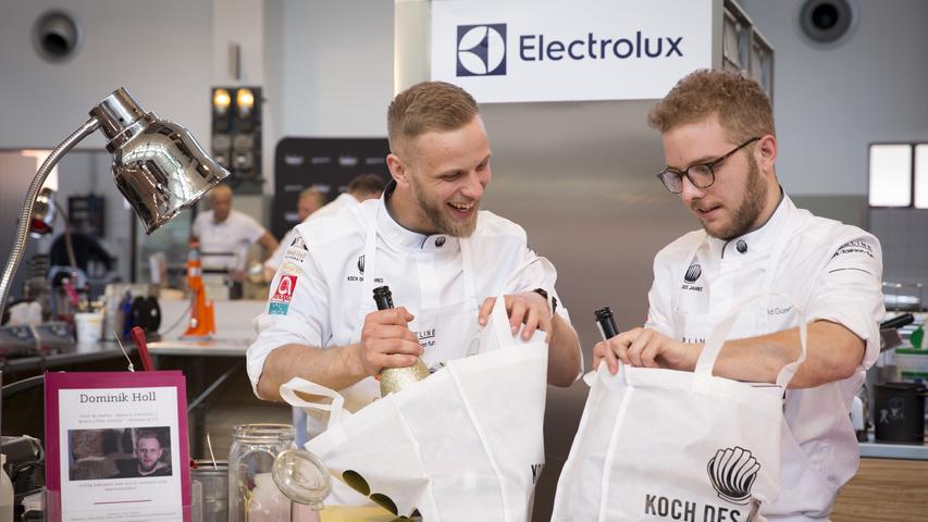 Dominik Holl (links), der seit ein paar Monaten als "Chef de Partie" im Sterne-Restaurant "ZweiSinn" in Nürnberg arbeitet, hatte sich als Unterstützung Kollegen David Gombert mitgebracht.