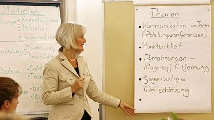 Bevor ein Konflikt gelöst werden kann, muss erst mal Klarheit über die Probleme herrschen. Mediatorin Renate Nordhardt erarbeitet im Gespräch eine Liste mit Themen, um die sich der fiktive Streit dreht. Bevor ein Konflikt gelöst werden kann, muss erst mal Klarheit über die Probleme herrschen. Mediatorin Renate Nordhardt erarbeitet im Gespräch eine Liste mit Themen, um die sich der fiktive Streit dreht.