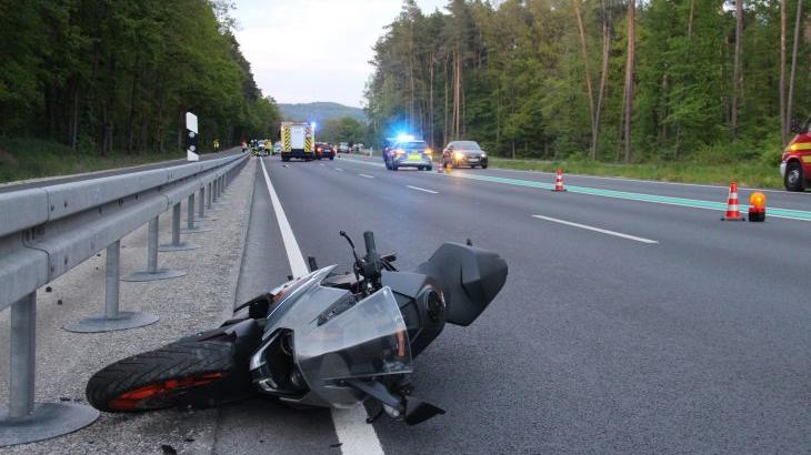 Das Motorrad schlitterte nach dem Unfall noch etwa 100 Meter weit über die B14.