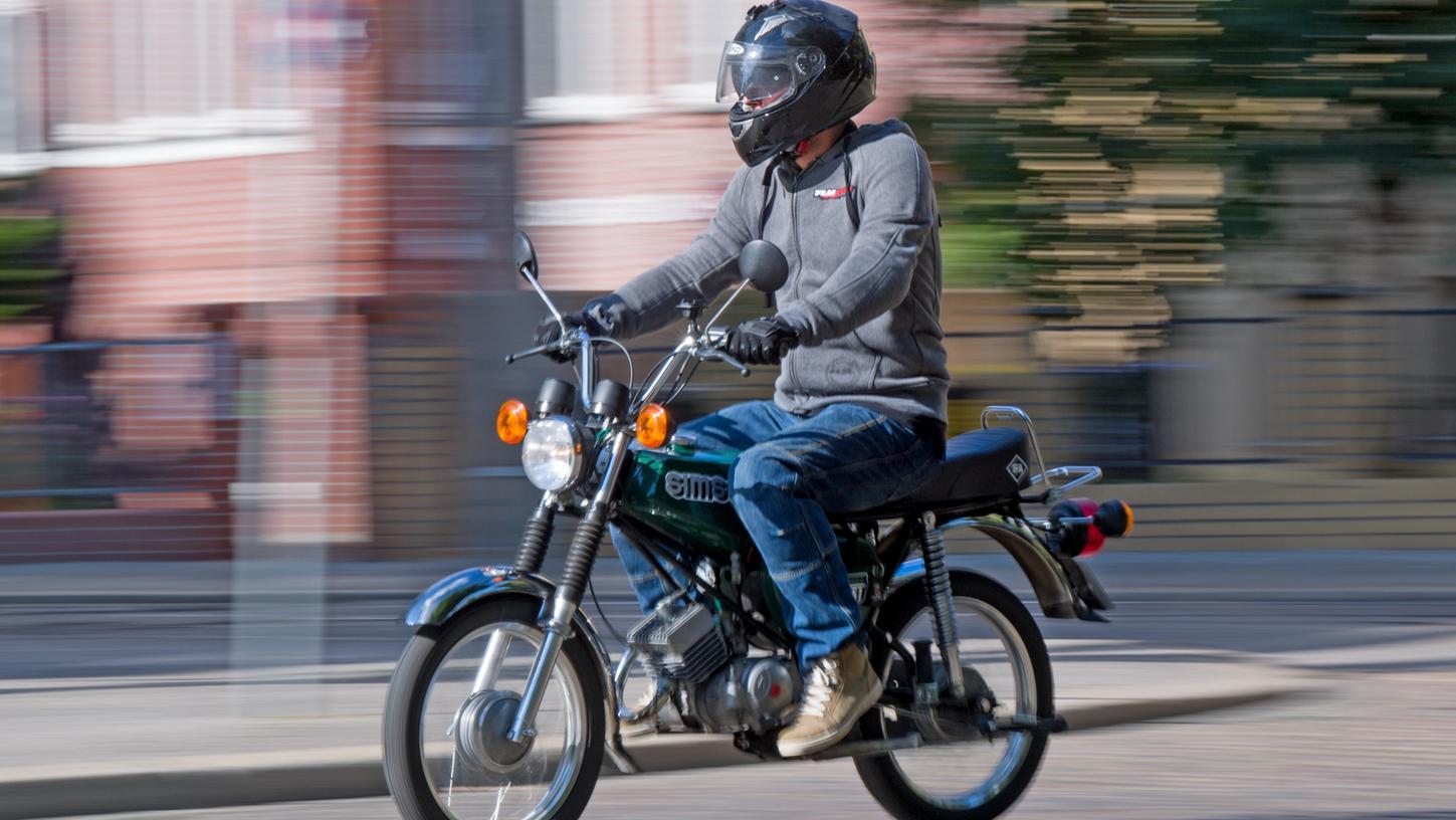 Mit einem Moped (Symbolbild) flüchtete ein 17-Jähriger vor der Polizei.