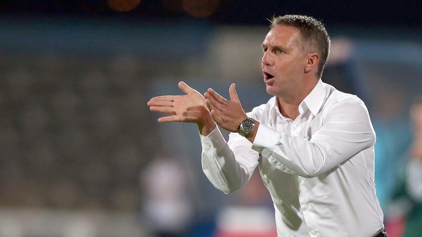 Am 19. Mai, nur einen Tag nach dem letzten Saisonspiel, gab Robert Palikuca Damir Canadi als neuen Mann auf der Trainerbank bekannt. Dass Boris Schommers den Weg in die Zweitklassigkeit nicht mitantreten wird, war schon wenige Tage zuvor bekannt. Der Österreicher sollte den Club wieder zurück in die Bundesliga führen - musste aber nach nur 170 Tagen seinen Hut nehmen. Nach einem 1:3 in Bochum und einer wochenlangen Sieglos-Serie sah Sportvorstand Robert Palikuca für den Österreicher keine Zukunft mehr beim Club. Am 19. Mai, nur einen Tag nach dem letzten Saisonspiel, gab Robert Palikuca Damir Canadi als neuen Mann auf der Trainerbank bekannt. Dass Boris Schommers den Weg in die Zweitklassigkeit nicht mitantreten wird, war schon wenige Tage zuvor bekannt. Der Österreicher sollte den Club wieder zurück in die Bundesliga führen - musste aber nach nur 170 Tagen seinen Hut nehmen. Nach einem 1:3 in Bochum und einer wochenlangen Sieglos-Serie sah Sportvorstand Robert Palikuca für den Österreicher keine Zukunft mehr beim Club.