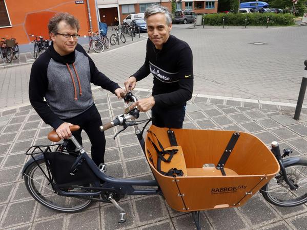 Anleitung muss sein: Fahrradhändler Ralf Sander (re.) erklärt hier Jo Seuß, was beim zweirädrigen Babboe-City-Lastenrad zu beachten ist.