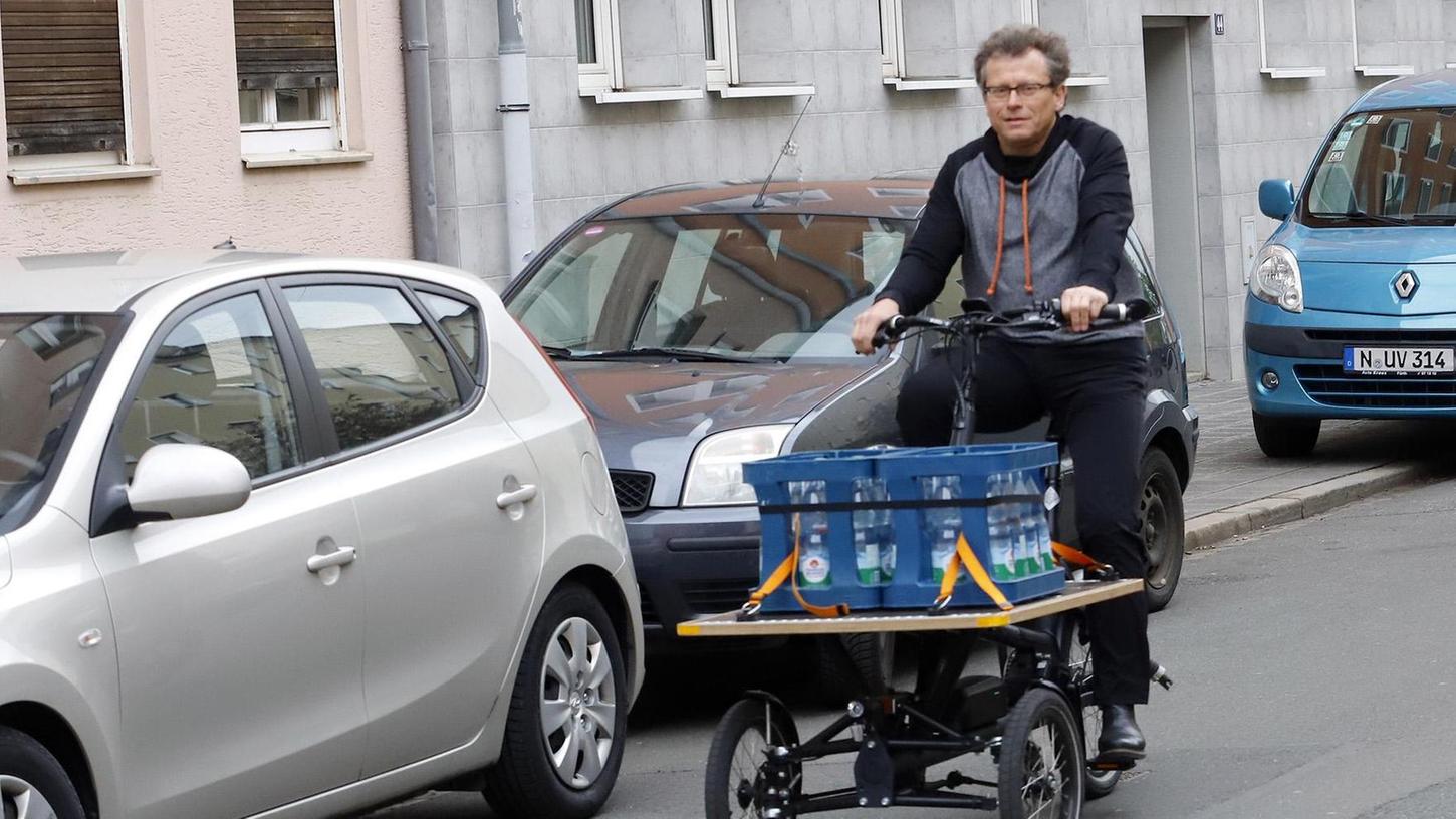 NN-Redakteur Jo Seuß bei der ersten Fahrt mit dem dreirädrigen Lastenrad "Chike" von der gleichnamigen Kölner Firma, deren innovatives E-Cargobike 2018 auf den Markt kam.
