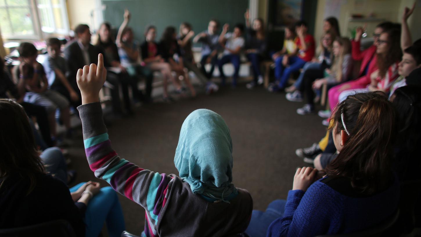 Im österreichischen Parlament wurde am Mittwochabend ein Kopftuchverbot an Grundschulen beschlossen.