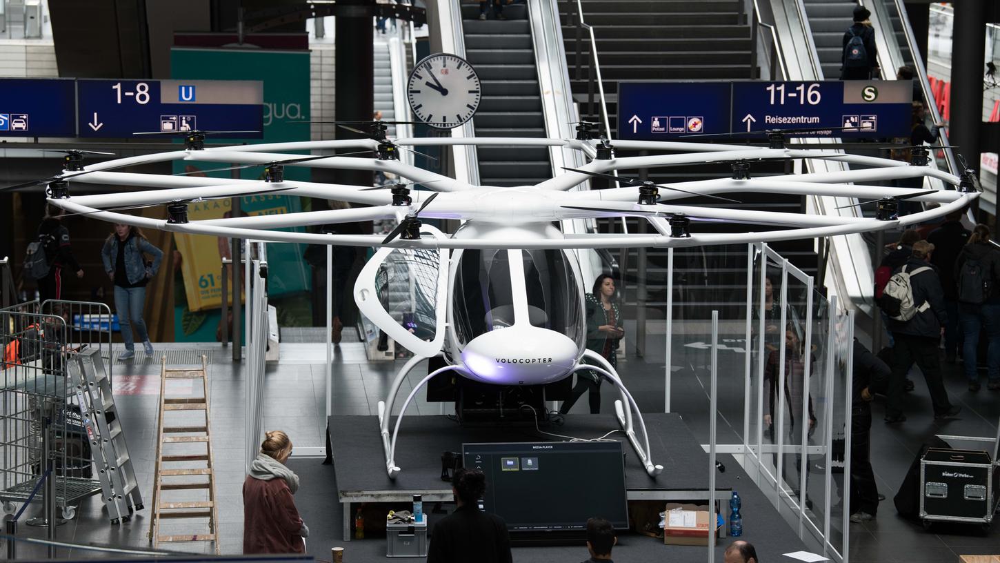 Ein Flugtaxi "Volocopter" wird für Werbezwecke im Hauptbahnhof aufgebaut. "Volocopter" will unter den Reisenden den Bedarf erfragen, ob sie sich das Flugtaxi als Zubringer zur Bahn vorstellen können.