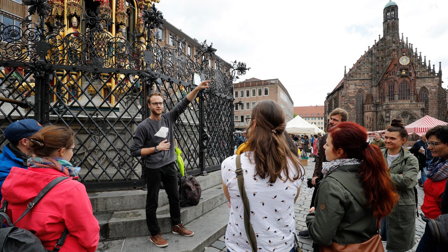 Ein Besuch am Schönen Brunnen auf dem Hauptmarkt gehört zum Standard-Programm einer Sightseeing-Tour in Nürnberg. Ein Besuch am Schönen Brunnen auf dem Hauptmarkt gehört zum Standard-Programm einer Sightseeing-Tour in Nürnberg.