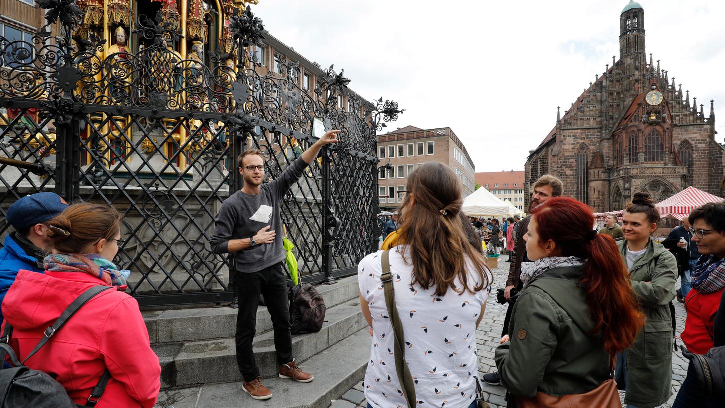 Ein Besuch am Schönen Brunnen auf dem Hauptmarkt gehört zum Standard-Programm einer Sightseeing-Tour in Nürnberg.