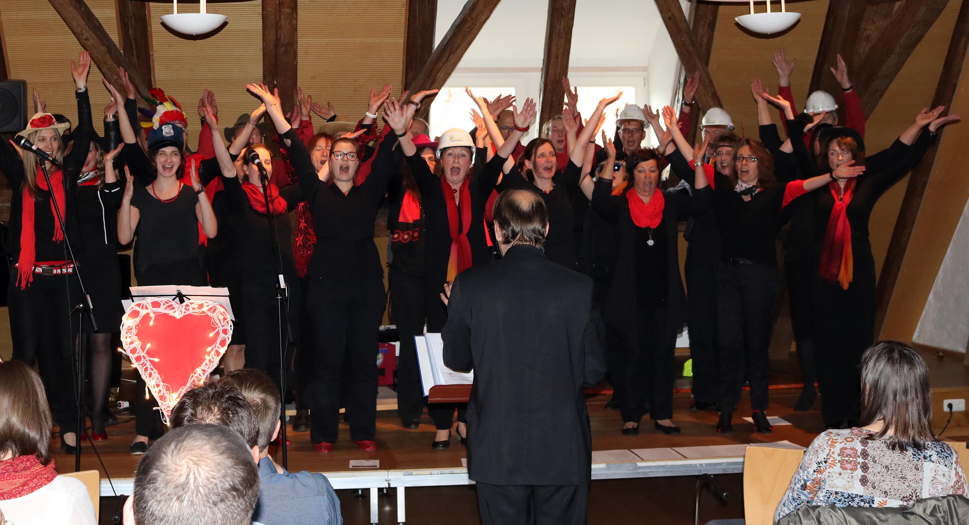 Mit großem Applaus hat das Treuchtlinger Publikum den Chor „Chorisma“ am vergangenen Sonntag von der Forsthaus-Bühne verabschiedet. Nicht ohne vorher eine Zugabe einzufordern. Chorisma hat sein Programm „Liebe ist…“ präsentiert, ein Mischung aus deutschen und englischen Songs über die schönste Sache der Welt. Verpackt in eine gespielte Liebesgeschichte und hinterlegt mit tollen Rhythmen der Band hat der Chor den 65 anwesenden musikbegeisterten Zuhörer einen schönen Muttertag-Abend beschert.