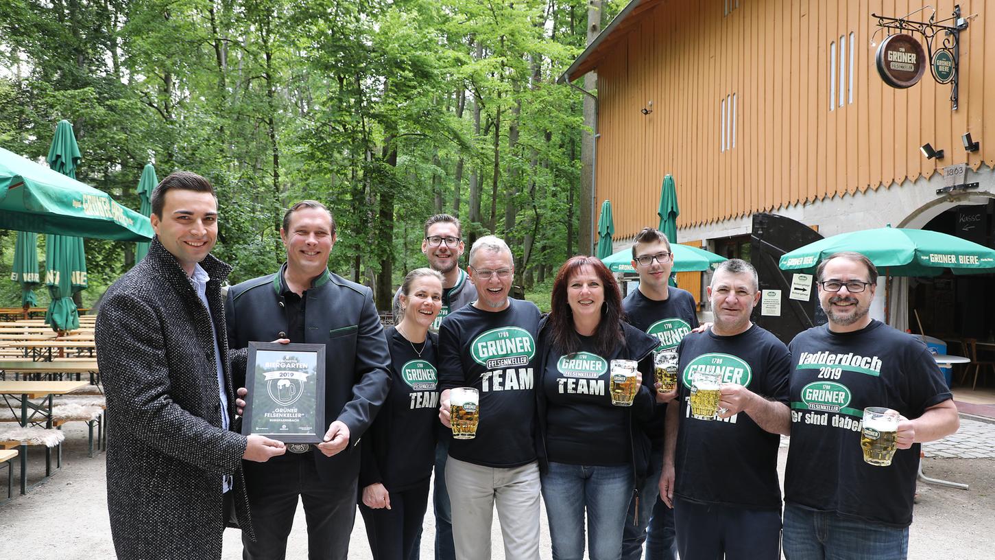 Tarik Vahle (links) von nordbayern.de überreicht Michael Urban und seinem Team die Urkunde zum "schönsten Biergarten der Region 2019".