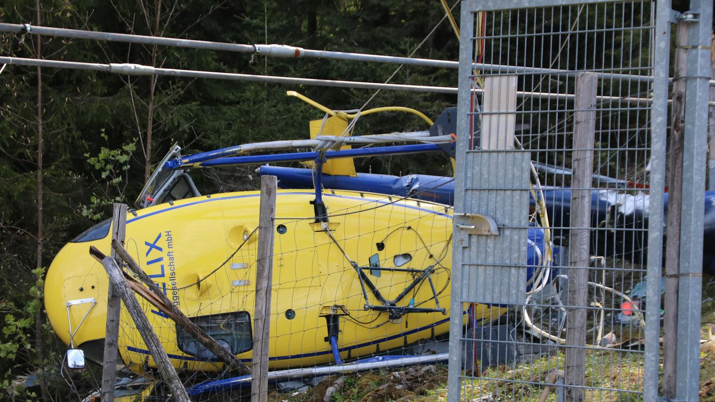 Ein Hubschrauber ist am Donnerstag während Arbeiten an der Skiflugschanze in Oberstdorf abgestürzt. Der Pilot erlitt mehrere Knochenbrüche.