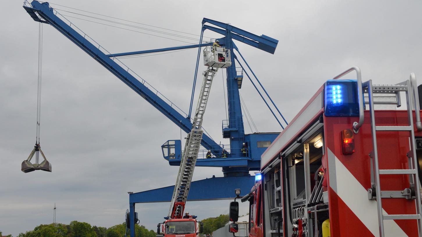 Die Freiwillige Feuerwehr Büchenbach hat auf dem Hafengelände eine realistische Einsatzübung durchgeführt.