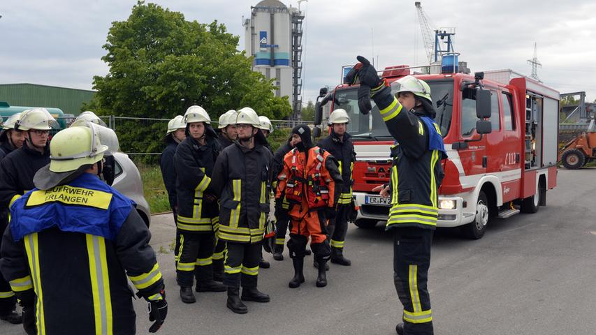 Achtung, Übung: Feuerwehr rettet am Erlanger Hafen