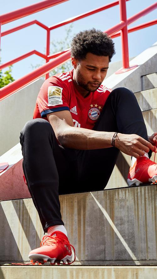 Besucher im Mai 2019: Fußball-Nationalspieler Serge Gnabry trägt ab sofort das Schuhmodell Nemeziz von adidas Football.