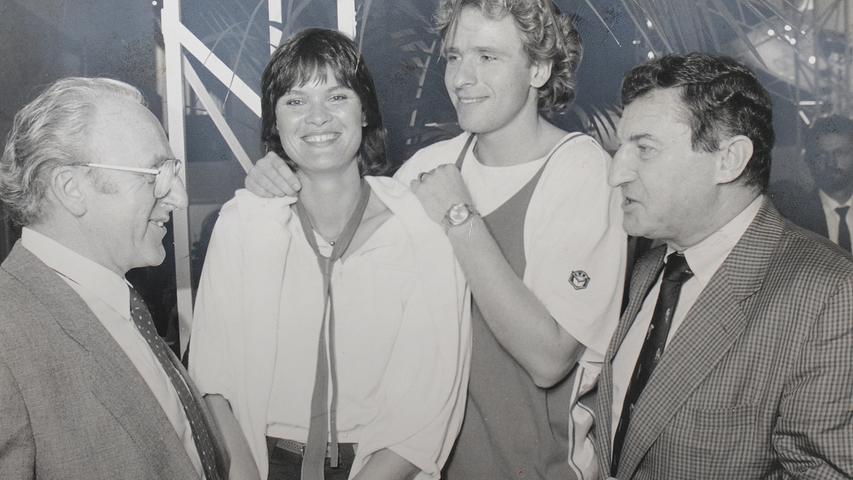 70er Jahre: Herzogenaurachs Bürgermeister Hans Ort (l.) und adidas-Chef Horst Dassler (r.) begrüßen die Hochspringerin Ulrike Meyfarth und Thomas Gottschalk.