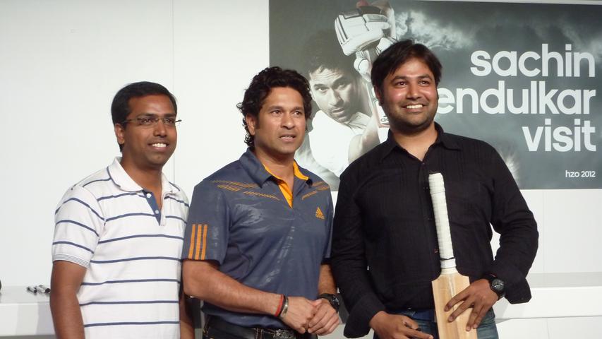 "Cricket-Gott" Sachin Tendulkar aus Indien bei adidas, umschwärmt und fotografiert von Mitarbeitern, die vom Subkontinent stammen.