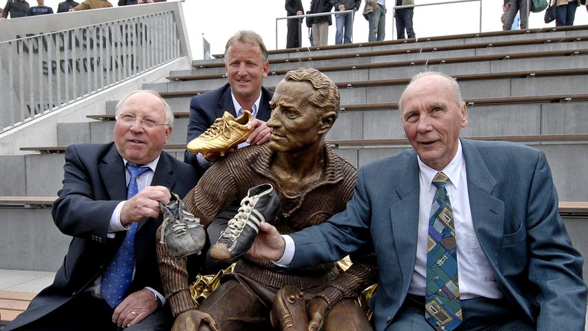 Enthüllung der Statue von Adi Dassler durch drei Fußballlegenden: Uwe Seeler, Andi Brehme und Horst Eckel (v.l.) im Adi Dassler Stadion auf der World of Sports.