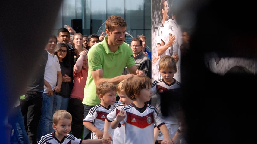 Großer Bahnhof für FC Bayern-Fußballspieler Thomas Müller bei adidas nach der WM 2014 in Brasilien.