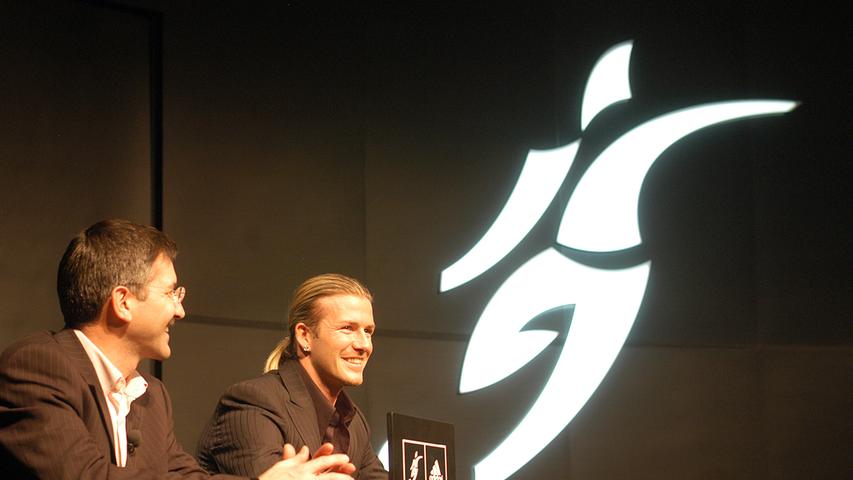 2004 auf der World of Sports: David Beckham zu Gast in Herzogenaurach. Er stellte das adidas-Logo für seine Beckham-Modelinie vor. Links der damalige Vorstandsvorsitzende Herbert Hainer.