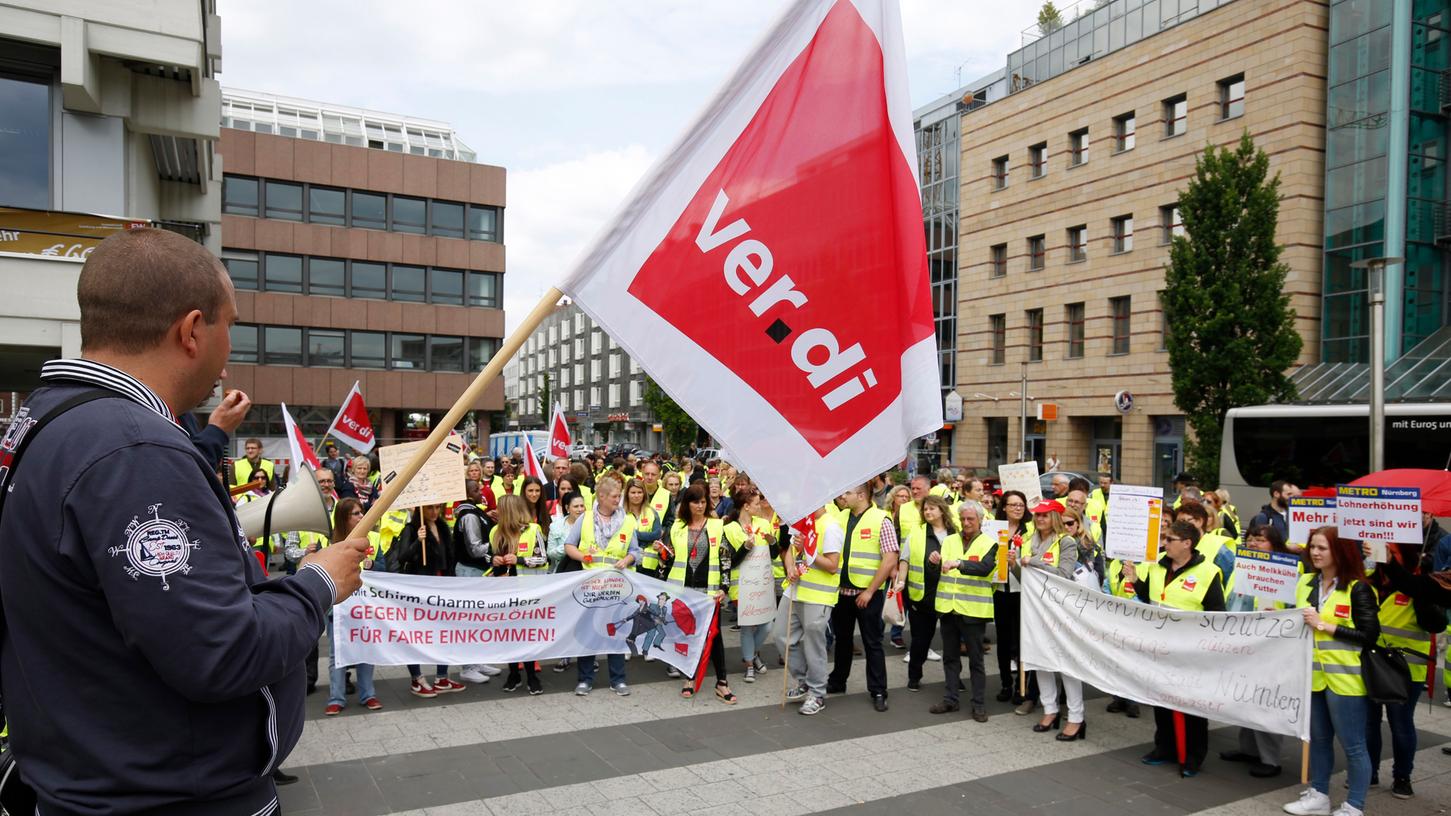 Demonstranten ziehen vom Karl-Broeger-Eck zum Kornmarkt. Demonstranten ziehen vom Karl-Broeger-Eck zum Kornmarkt.