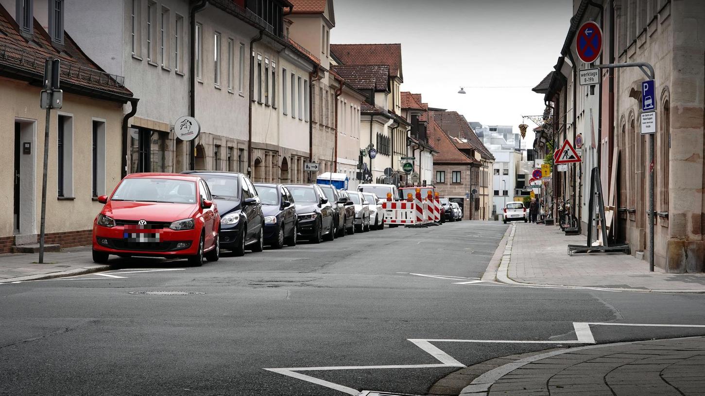 Mehr Platz für Fußgänger in Erlangen: Autos müssen weichen