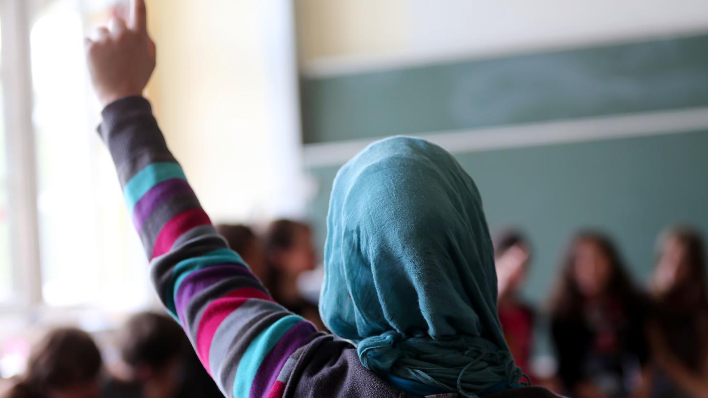 Die Integrationsbeauftragte der Bundesregierung, Annette Widmann-Mauz, will ein Kopftuchverbot an Schulen prüfen. Die Integrationsbeauftragte der Bundesregierung, Annette Widmann-Mauz, will ein Kopftuchverbot an Schulen prüfen.