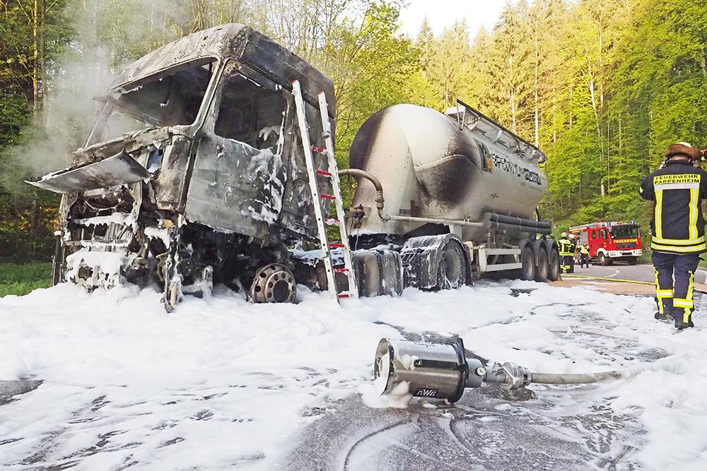 Sattelzug In Flammen: Fahrer Rettet Sich Durch Sprung Aus Führerhaus ...