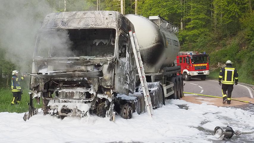 Sattelzug in Flammen: Fahrer rettet sich durch Sprung aus Führerhaus