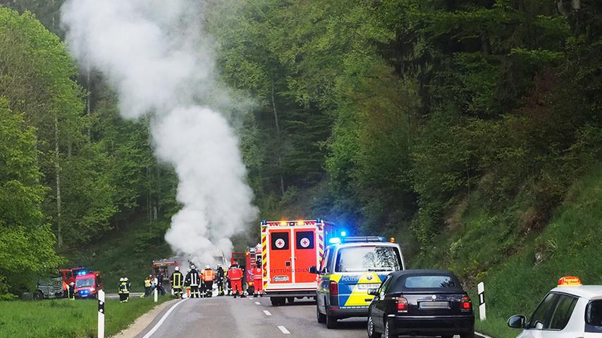 Sattelzug in Flammen: Fahrer rettet sich durch Sprung aus Führerhaus