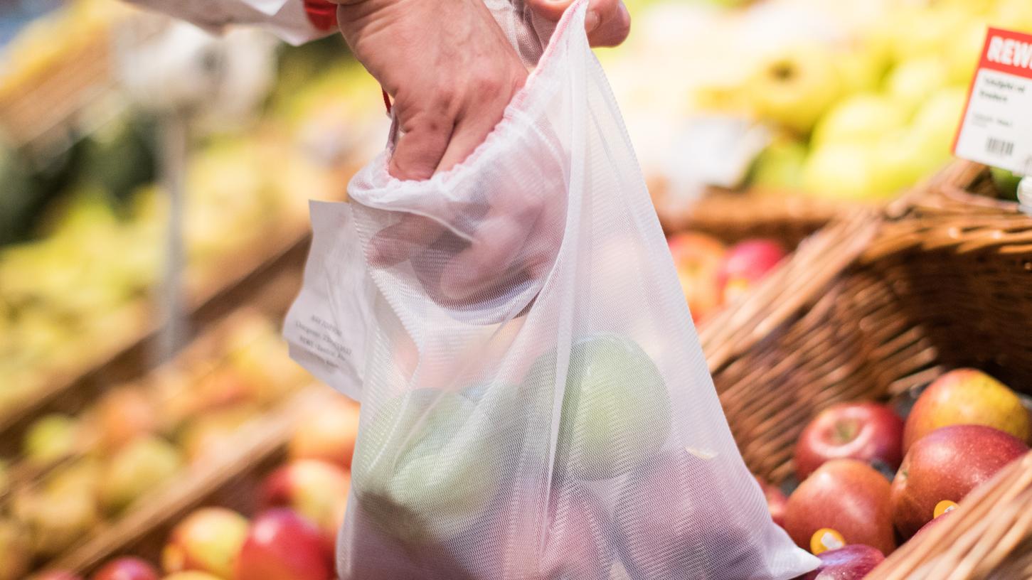 Zwar verschwinden Plastiktüten mehr und mehr aus dem Handel, doch ist das genug? Das fragt sich Bundesumweltministerin Svenja Schulze.