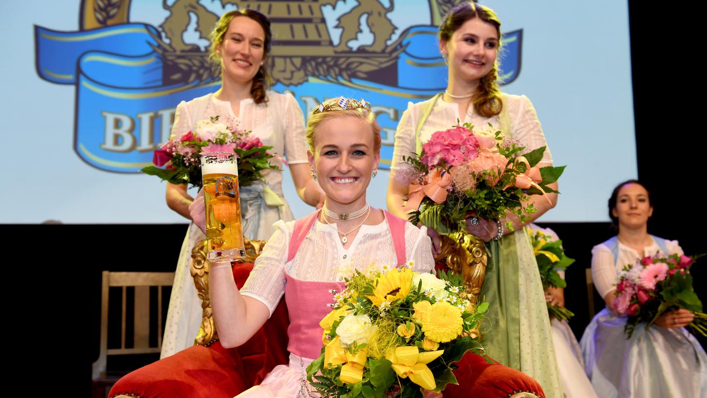 Veronika Ettstaller (Mitte) wurde zur 10. Bayerischen Bierkönigin gewählt. Im Hintergrund stehen die Zweitplatzierte Carolin Strobl (links) und die Drittplatzierte Marina Schicker (rechts).