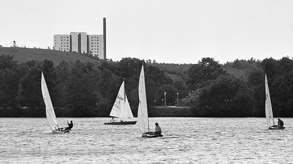 Einen Hauch von Chiemseeatmosphäre vermittelt der Dutzendteich mit den Hochhäusern von Neuselsbrunn im Hintergrund. Hier geht es zum Artikel vom 19. Mai 1969: Urlaubserinnerungen am Dutzendteich