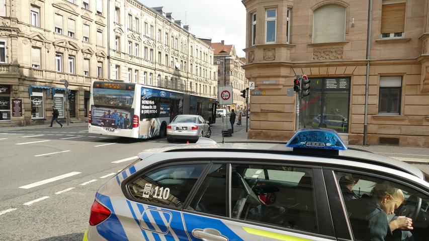 Zusammenstoß auf Schwabacher Straße in Fürth: Auto kollidiert mit Bus