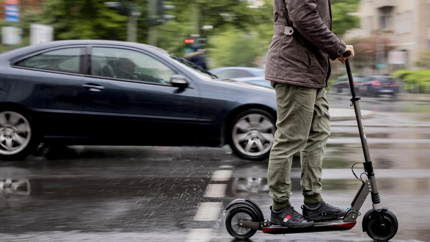 Entgegen der ursprünglichen Pläne sollen auch keine E- Tretroller auf Gehwegen fahren, sondern grundsätzlich auf Radwegen.