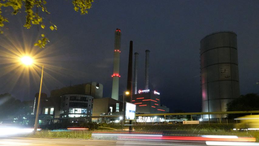 Imposanter Anblick: Eine Ansicht des Heizkraftwerks von der Einmündung An den Rampen/Frankenschnellweg. Rechts der nun fünf Jahre alte Wärmespeicher.