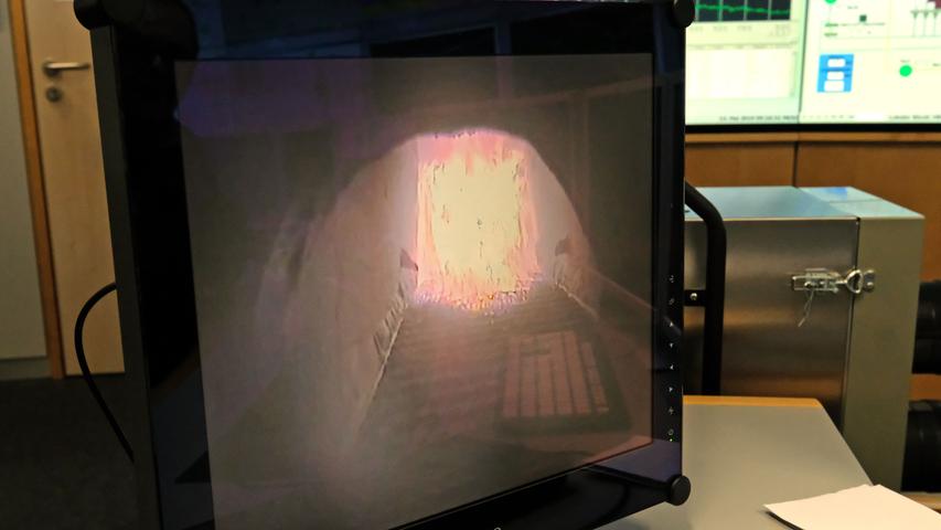 Den Blick ins Feuer gibt es nicht nur live, sondern auch elektronisch: Eine Kamera liefert Bilder aus dem mit Hackschnitzeln gefüllten Kessel des Biomasse-Heizkraftwerks.