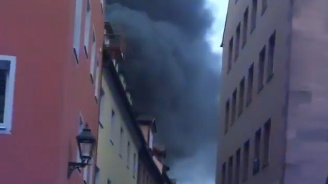 Ein dunkler, dichter Rauchpilz hatte sich am Freitagmorgen über der Nürnberger Altstadt gebildet.