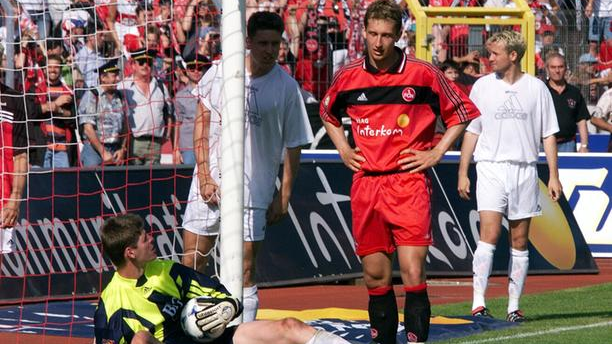 Nürnbergs Abstiegs-Albtraum 1999: Kurz vor Schluss vergab Frank Baumann zuhause gegen Freiburg die Riesenchance zum Ausgleich. SC-Schlussmann Richard Golz hält die Kugel fest und blickt fast schon mitleidig zu Baumann auf.