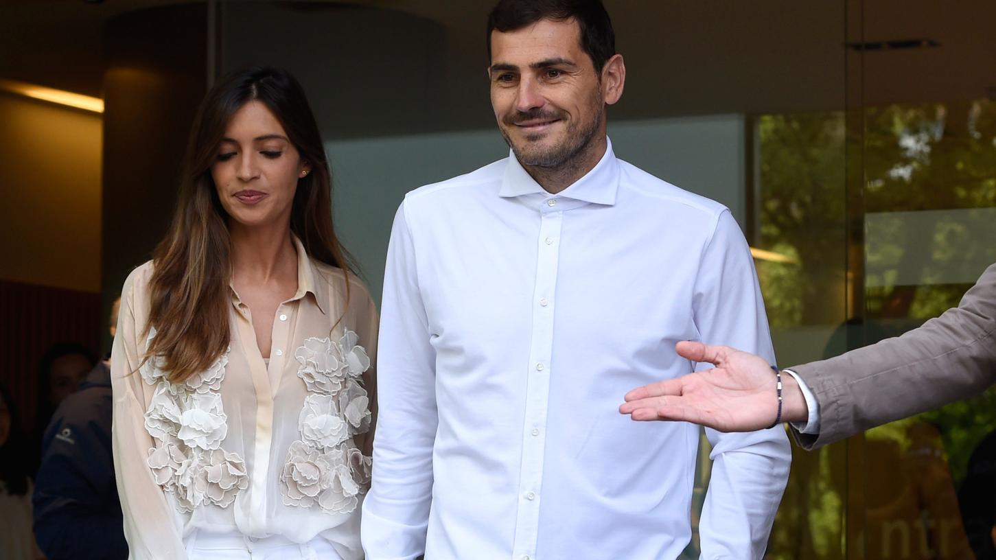 Iker Casillas, Torwart des FC Porto, verlässt mit seiner Frau Sara Carbonero das Krankenhaus.